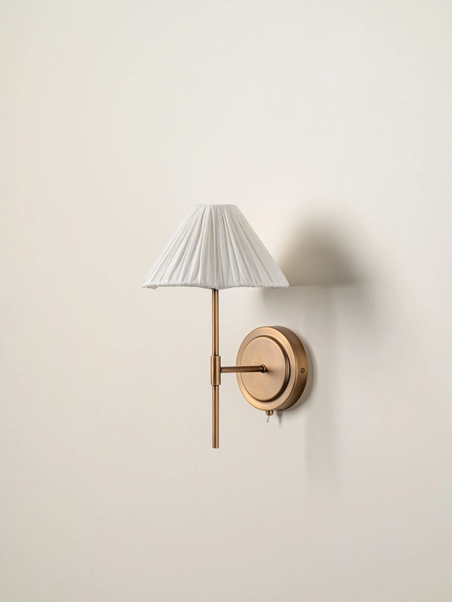 Lindi - Aged Brass And Linen Scalloped Wall Light - Image 3