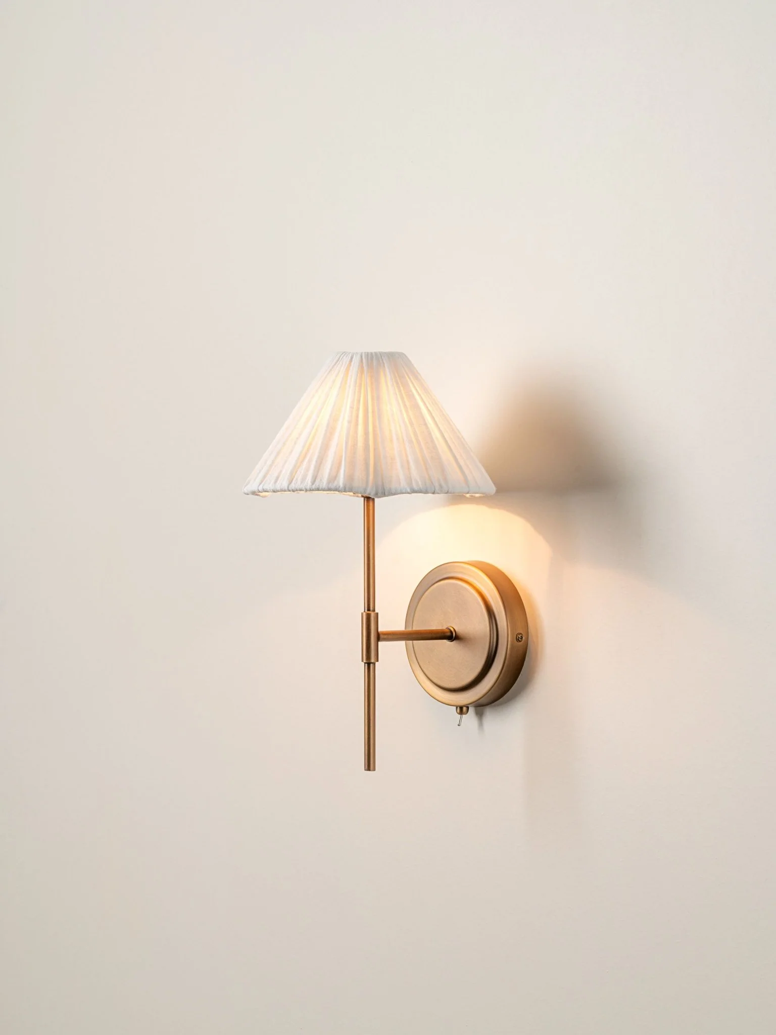 Lindi - Aged Brass And Linen Scalloped Wall Light - Image 4