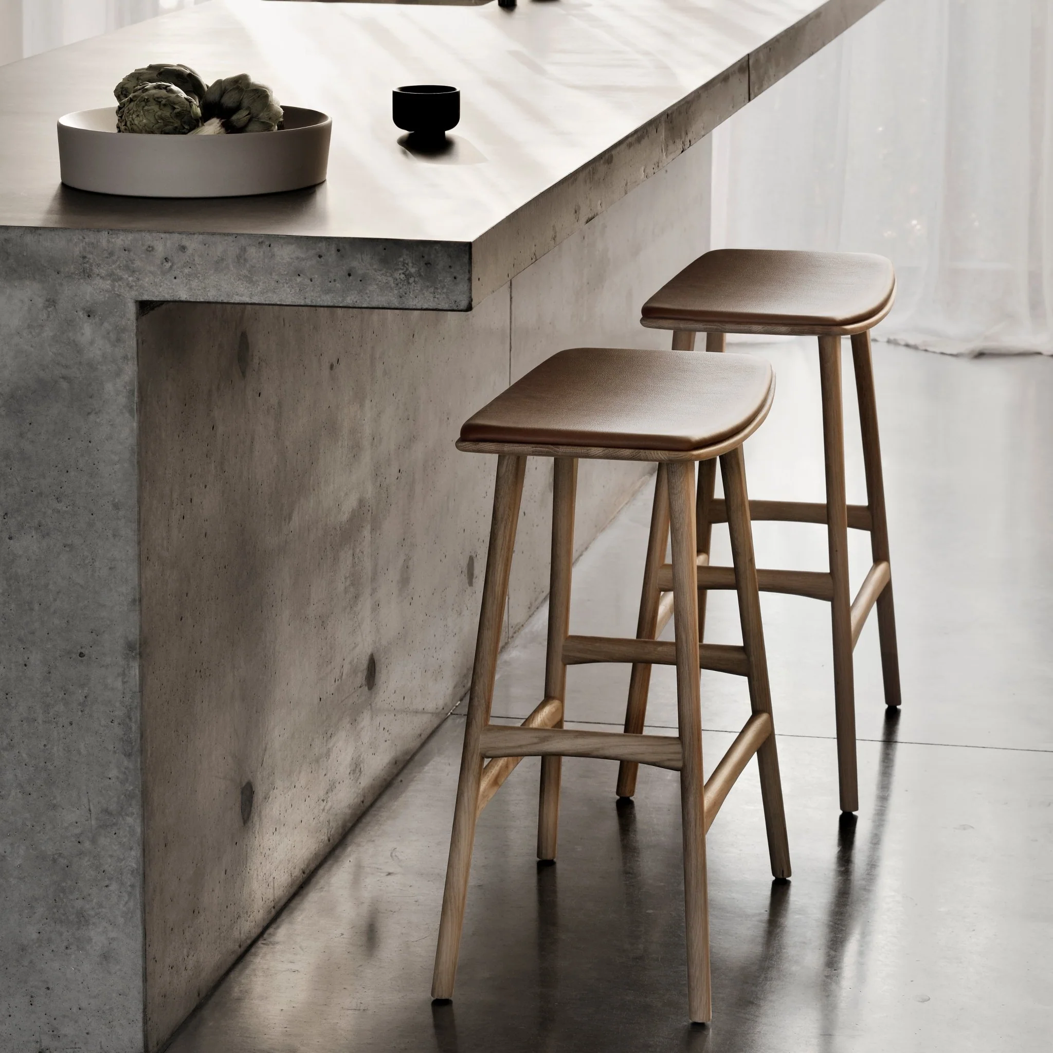 Osso Counter Stool - Varnished Oak - Cognac Leather - Image 4