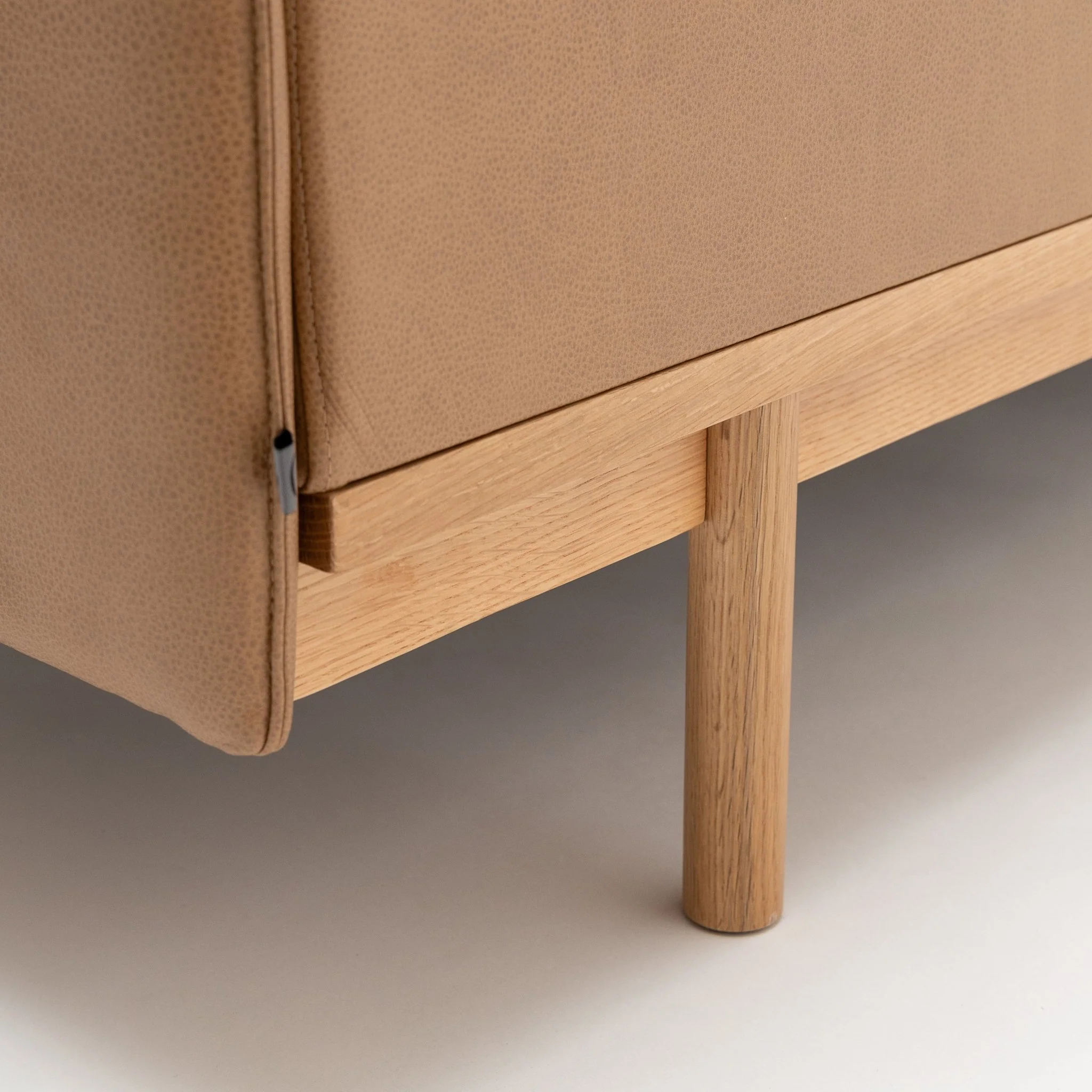 Pensive 240 Sofa - Light Oak & Pecan Leather - Image 11
