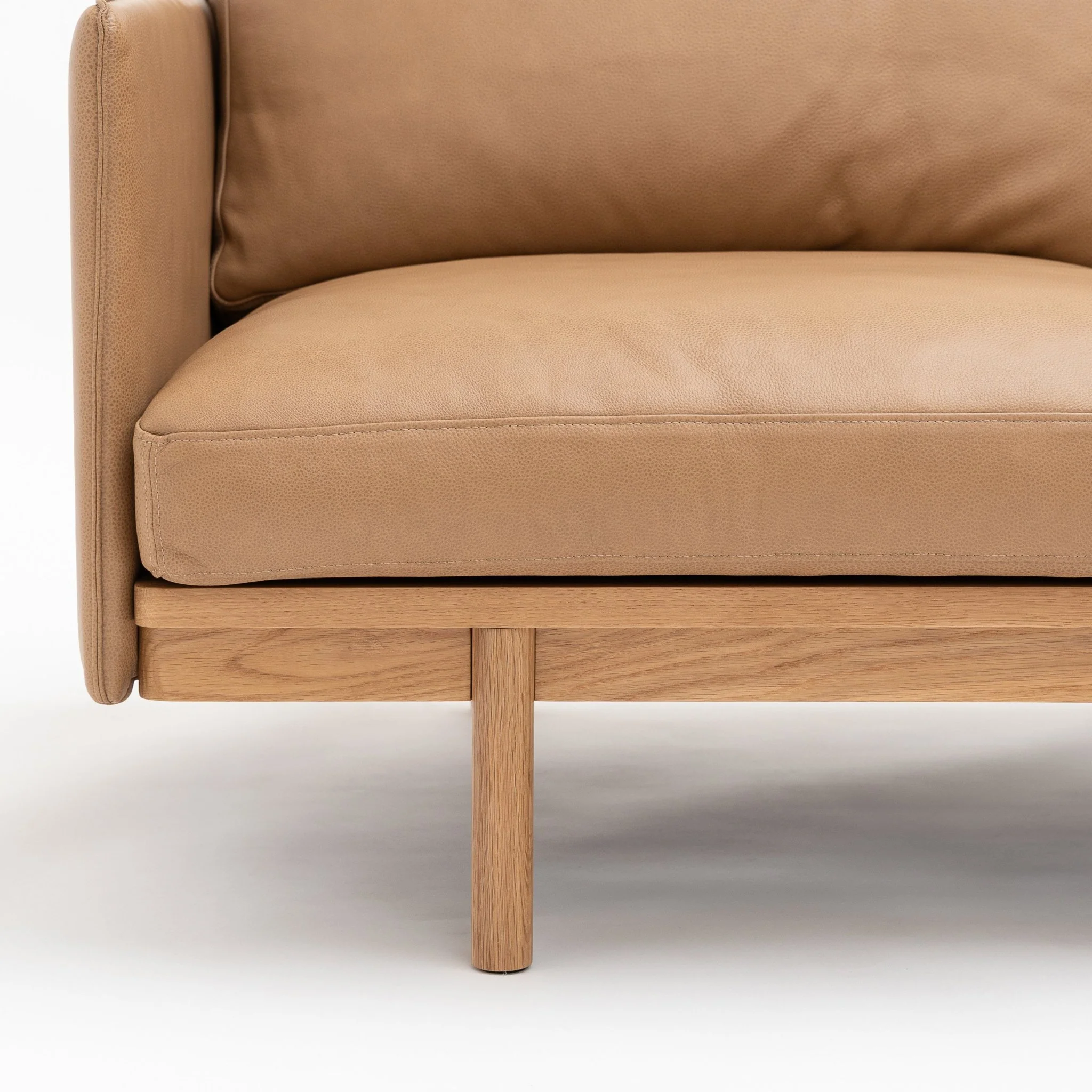 Pensive 240 Sofa - Light Oak & Pecan Leather - Image 12