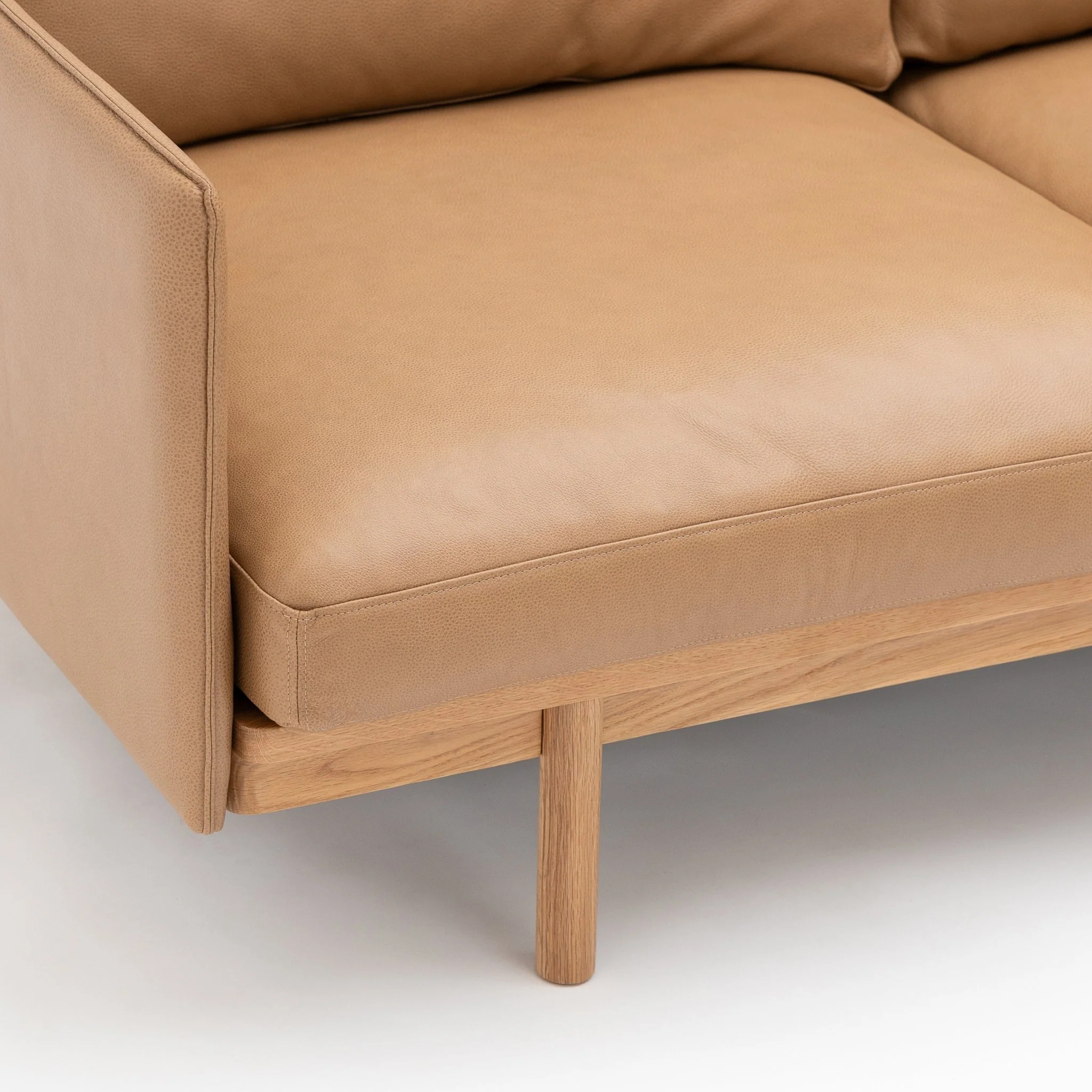 Pensive 240 Sofa - Light Oak & Pecan Leather - Image 5